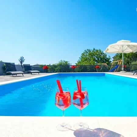 Nin With Pool * Vrsi